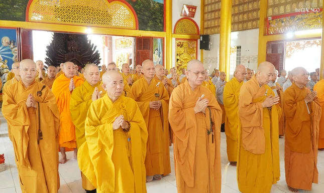 Bố-tát là ngày định kỳ thuyết giới, cùng nhắc nhở nhau về giới pháp của hành giả tu hành...