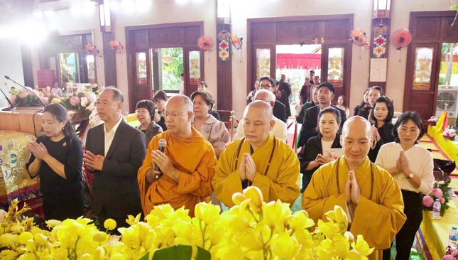 Phái đoàn lễ Phật tại chánh điện chùa Vĩnh Nghiêm