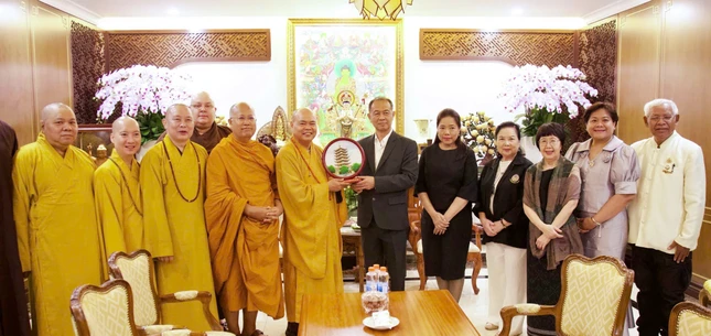 Cùng đi với đoàn có Hòa thượng Sawai Swchokito, nguyên Phó Viện trưởng Ngoại vụ Đại học Mahachulalongkorn (MCU) - Thái Lan; bà Wiraka Moodhitaporn, Tổng Lãnh sự Thái Lan tại TP.HCM; cùng các thành viên trong đoàn