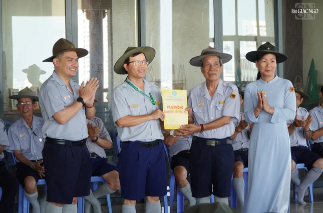 Huynh trưởng cấp Tấn Minh Thao - Đặng Hữu Trí, Phó Thường trực Phân ban Gia đình Phật tử TP.HCM trao quyết định đến Ban Điều hành bậc Kiên, niên khóa 2026-2027 Huynh trưởng cấp Tấn Minh Thao - Đặng Hữu Trí, Phó Thường trực Phân ban Gia đình Phật tử TP.HCM trao quyết định đến Ban Điều hành bậc Kiên, niên khóa 2026-2027