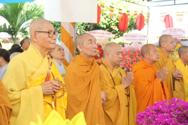 Chư tôn đức chứng minh buổi lễ Chư tôn đức chứng minh buổi lễ