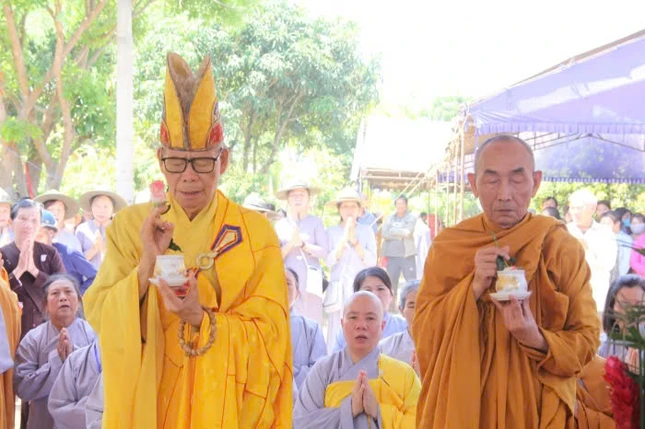 Chư tôn đức cử hành nghi thức sái tịnh Chư tôn đức cử hành nghi thức sái tịnh