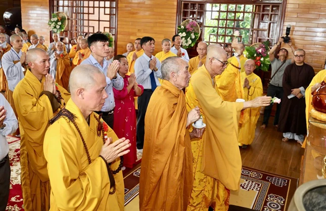 Chư tôn đức cử hành nghi thức sái tịnh