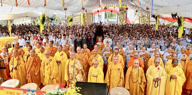 Chư tôn đức, đại diện chính quyền, Phật tử tham dự lễ