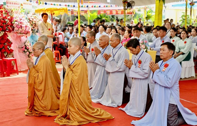 Sư cô Thích nữ Thánh Vân, trụ trì chùa Phước Tâm, cùng chư Ni, Phật tử