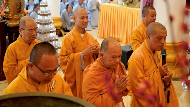 Niêm hương bạch Phật