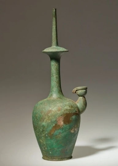 Bình chứa nước theo ghi chép của Pháp sư Nghĩa Tịnh: từ vật liệu làm bình thì bằng sứ hay đất nung cho bình đựng nước uống, còn bình chứa nước rửa thì bằng đồng hay bằng sắt