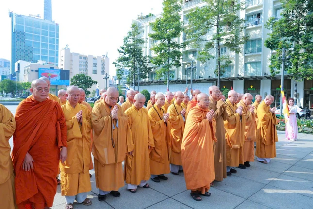 Chư tôn đức tưởng niệm trước Tượng đài Chủ tịch Hồ Chí Minh