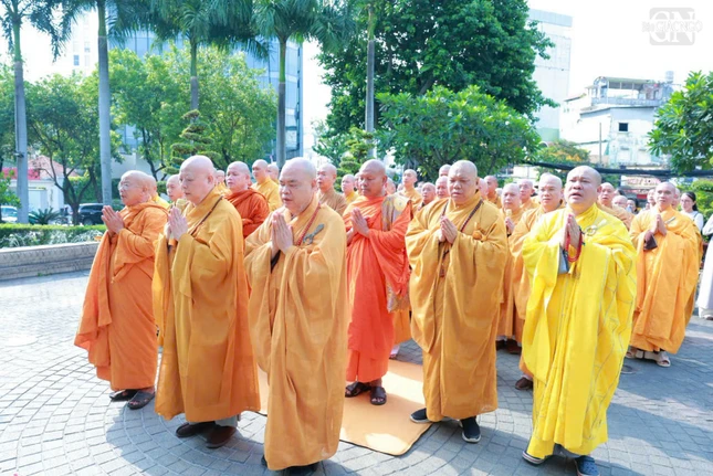 Chư tôn đức dâng hương, tụng thời kinh tưởng niệm, tri ân công đức của Bồ-tát Thích Quảng Đức