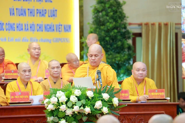 Thượng tọa Thích Giác Nhuận trình bày tham luận "Trách nhiệm của Tăng - Ni trong sự nghiệp phát triển Giáo hội Phật giáo Việt Nam”
