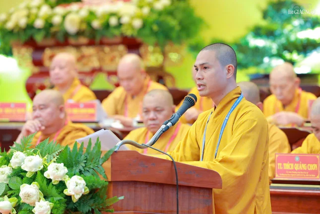 Đại đức Thích Tuệ Nhật thay mặt Ban Giáo dục Phật giáo TP.HCM trình bày tham luận