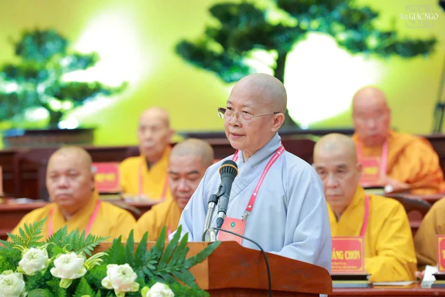 Ni trưởng Thích nữ Như Thảo, Ủy viên Thường trực Hội đồng Trị sự, Phó Thường trực Phân ban Ni giới TP.HCM trình bày tham luận