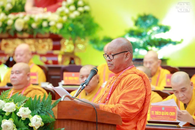 Thượng tọa Quách Thành Satha trình bày tham luận “Phật giáo Nam tông Khmer tại TP.HCM thực trạng, thành tựu và định hướng phát triển”