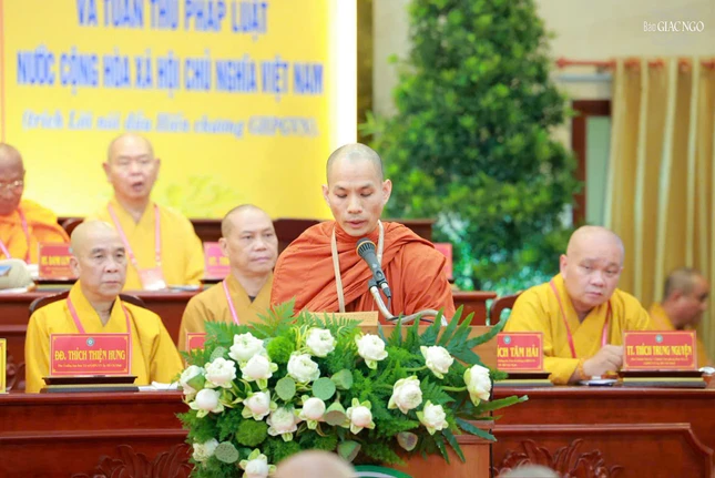 Đại đức Thích Minh Tấn, Ủy viên Ban Giáo dục GHPGVN TP.HCM trình bày tham luận