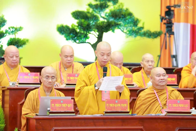 Thượng tọa Thích Quang Thạnh điều hành phần trình bày tham luận của các đại biểu
