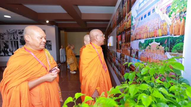 Thượng tọa Quách Thành Satha cùng chư tôn đức xem hình ảnh tư liệu tại triển lãm