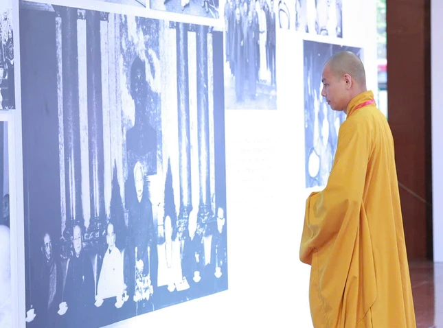 Đại đức Thích Minh Ân dừng lại thật lâu bên những hình ảnh triển lãm tư liệu - Ảnh: Trung Thắng