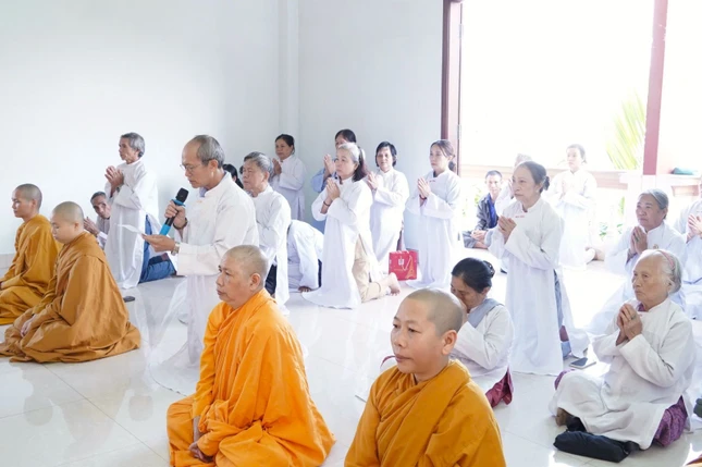 Phật tử phát nguyện hộ trì khóa tu