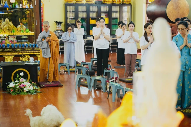 Sư cô Thích nữ Đức Tâm cùng Phật tử trong khóa tu