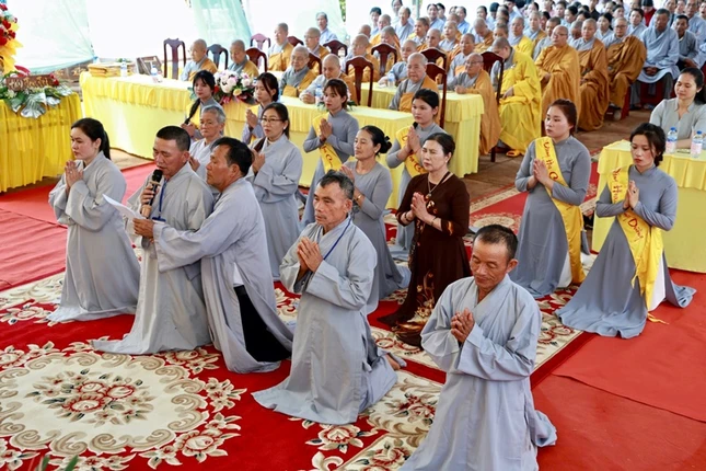 Phật tử dâng lời phát nguyện hộ trì Tam bảo