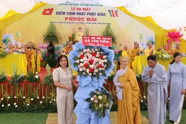 Lẵng hoa chúc mừng của lãnh đạo xã Tân Tiến Lẵng hoa chúc mừng của lãnh đạo xã Tân Tiến