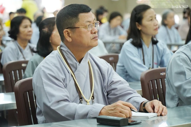 Phật tử nghe pháp