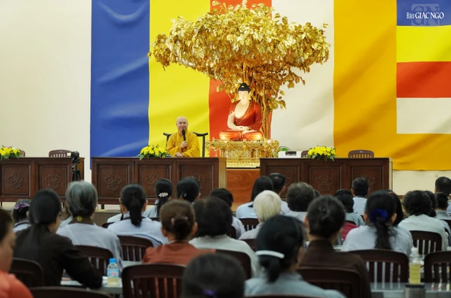 Đại đức Thích Trí Đức trong thời pháp thoại thứ hai