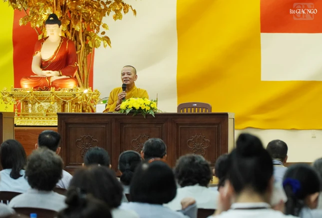 Thượng tọa Thích Minh Nhựt hướng dẫn Phật tử trong khóa tu tại chùa Phổ Quang
