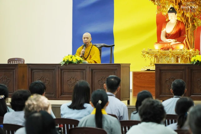 Thượng tọa Thích Quang Thạnh chia sẻ pháp thoại trong khóa tu Ngày an lạc