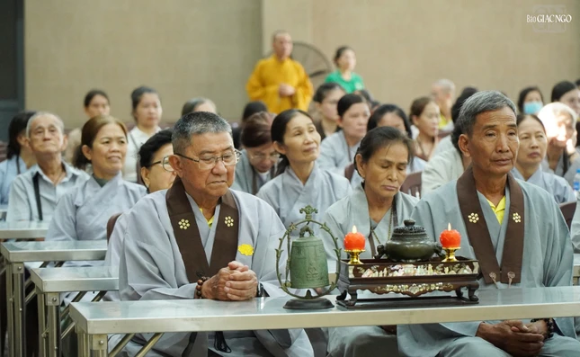 Phật tử tham dự khóa tu