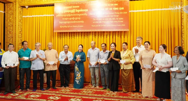 ... và 22 phần quà đến các hộ nghèo nhân dịp Tết cổ truyền của đồng bào Khmer