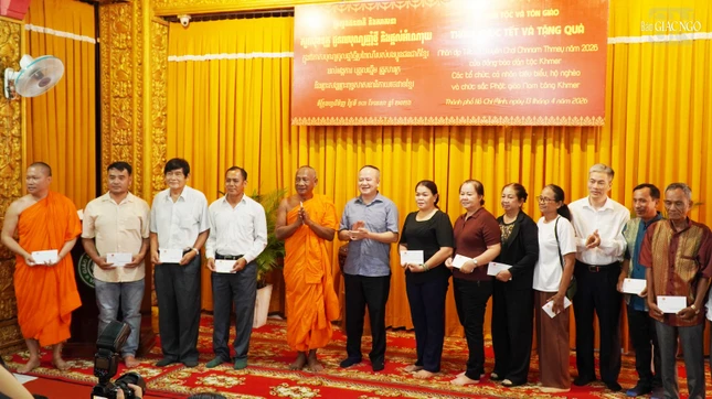 Đoàn công tác trao tặng 44 phần quà đến các cá nhân tiêu biểu...