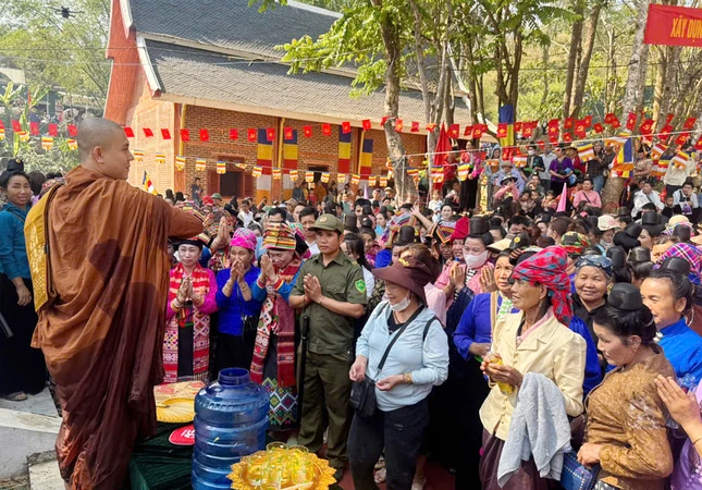 Chư Tăng chùa Phước Sơn (Đồng Nai) thực hiện nghi chúc lành đầu năm