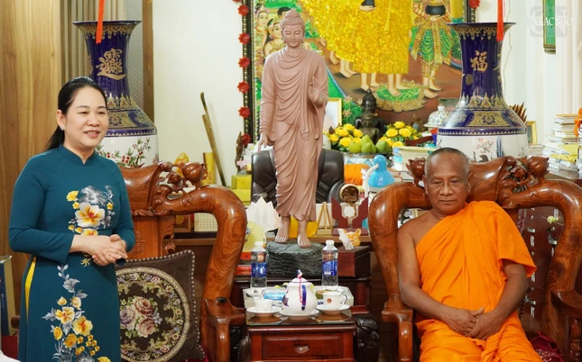 Bà Nông Thị Hà, Thứ trưởng Bộ Dân tộc và Tôn giáo thăm hỏi và chúc Tết Chôl Chnăm Thmây