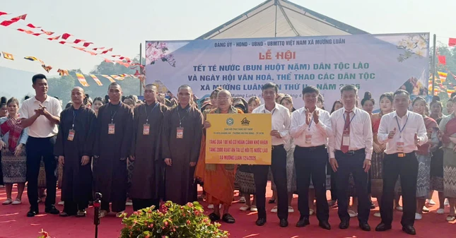 Hòa thượng Thích Bửu Chánh trao bảng tượng trưng quà tặng