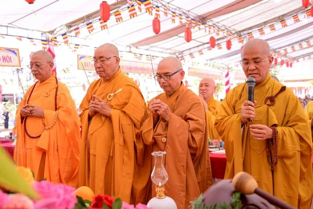 Chư tôn đức niêm hương bạch Phật