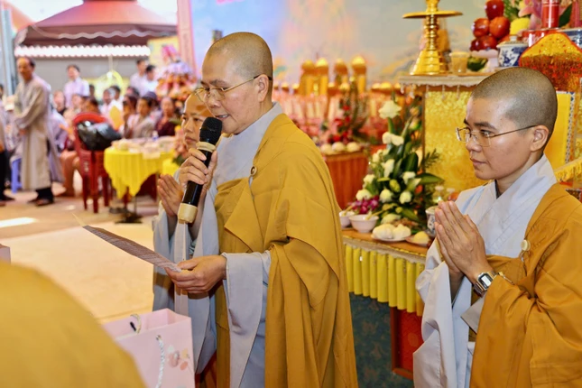 Sư cô trụ trì chùa Thiên Trúc tác bạch