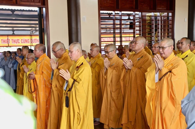 Chư tôn đức tham dự khóa lễ