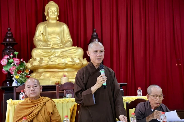 Thượng tọa Thích Nguyên Minh chủ tọa phiên họp Thượng tọa Thích Nguyên Minh chủ tọa phiên họp