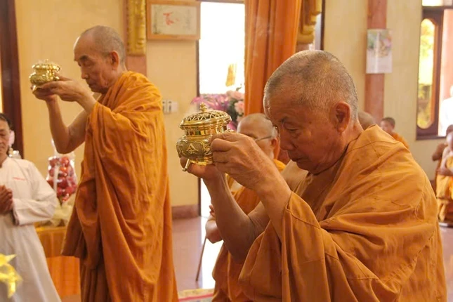 Thành kính dâng trầm cúng dường Thành kính dâng trầm cúng dường