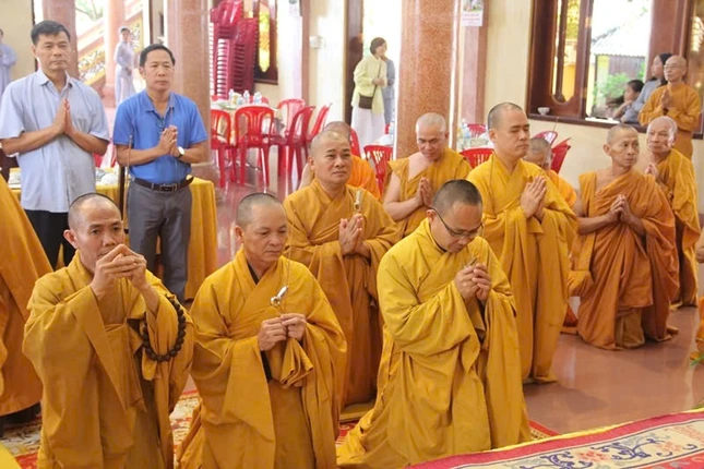 Chư tôn đức Thường trực Ban Trị sự GHPGVN tỉnh Đắk Lắk thành kính dâng hương cầu nguyện Chư tôn đức Thường trực Ban Trị sự GHPGVN tỉnh Đắk Lắk thành kính dâng hương cầu nguyện