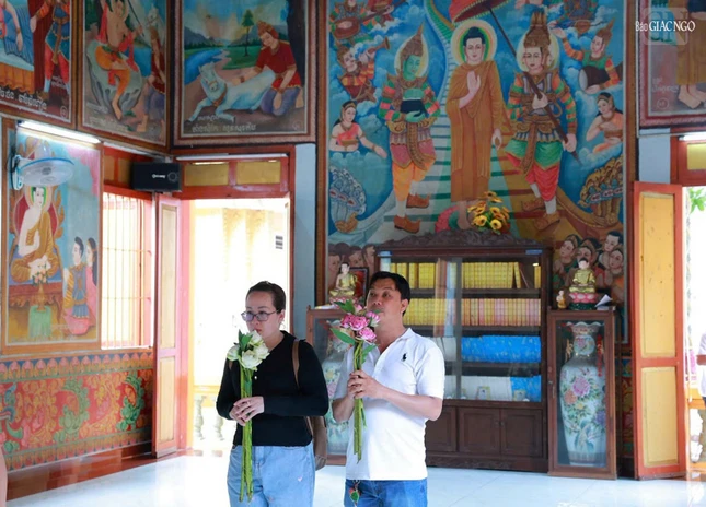 Dâng hoa cúng Phật