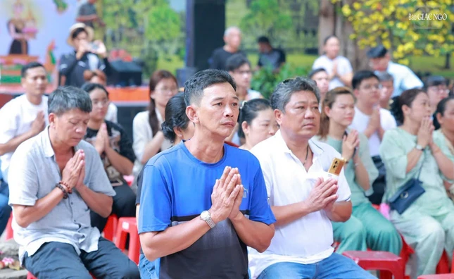 Không chỉ bà con đồng bào Khmer mà cũng có rất đông người Kinh, sinh viên các trường đại học đến tìm hiểu về Tết cổ truyền Chôl Chnăm Thmây