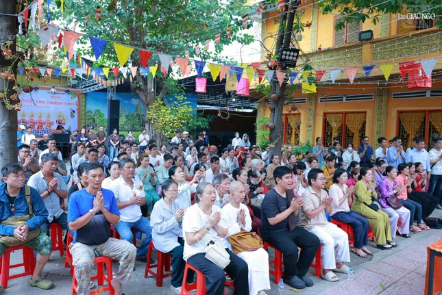 Đông đảo Phật tử tham dự đón mừng năm mới tại chùa Candaransi