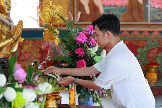 Tết Chôl Chnăm Thmây (còn gọi là lễ chịu tuổi) là Tết năm mới của đồng bào Khmer