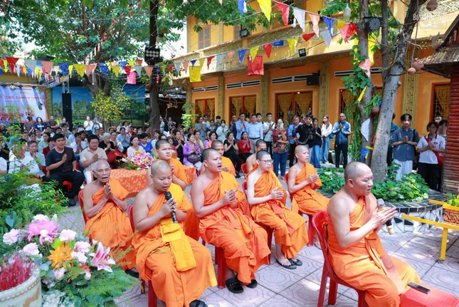 Chư tôn đức chùa Candaransi lễ bái Tam bảo