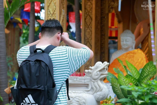 Phật tử đến chùa thắp hương, lễ Phật trong ngày đầu năm mới