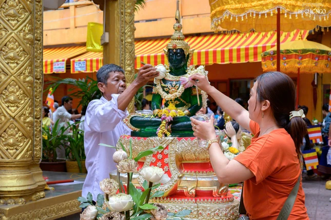 Lễ Tắm Phật là dùng nước tinh khiết có ướp nước hoa cùng nhang đèn cúng Phật. Phật tử dùng những nhành hoa vẩy những giọt nước hoa lên tượng Phật