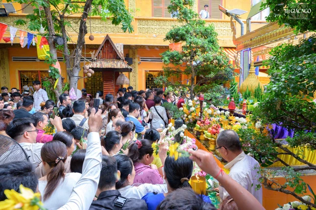 Đông đảo người dân TP.HCM về chùa dự lễ Tắm Phật