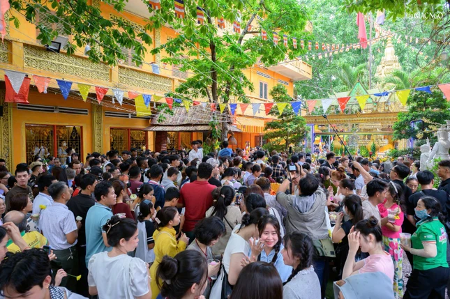 Những ngày Tết Chôl Chnăm Thmây là thời gian để đồng bào Khmer từ nơi làm việc, học tập lại trở về với gia đình, quê hương sum họp đầm ấm đón mừng năm mới bên nhau, thăm họ hàng, gia tộc, chúc nhau sức khỏe, cuộc sống an vui